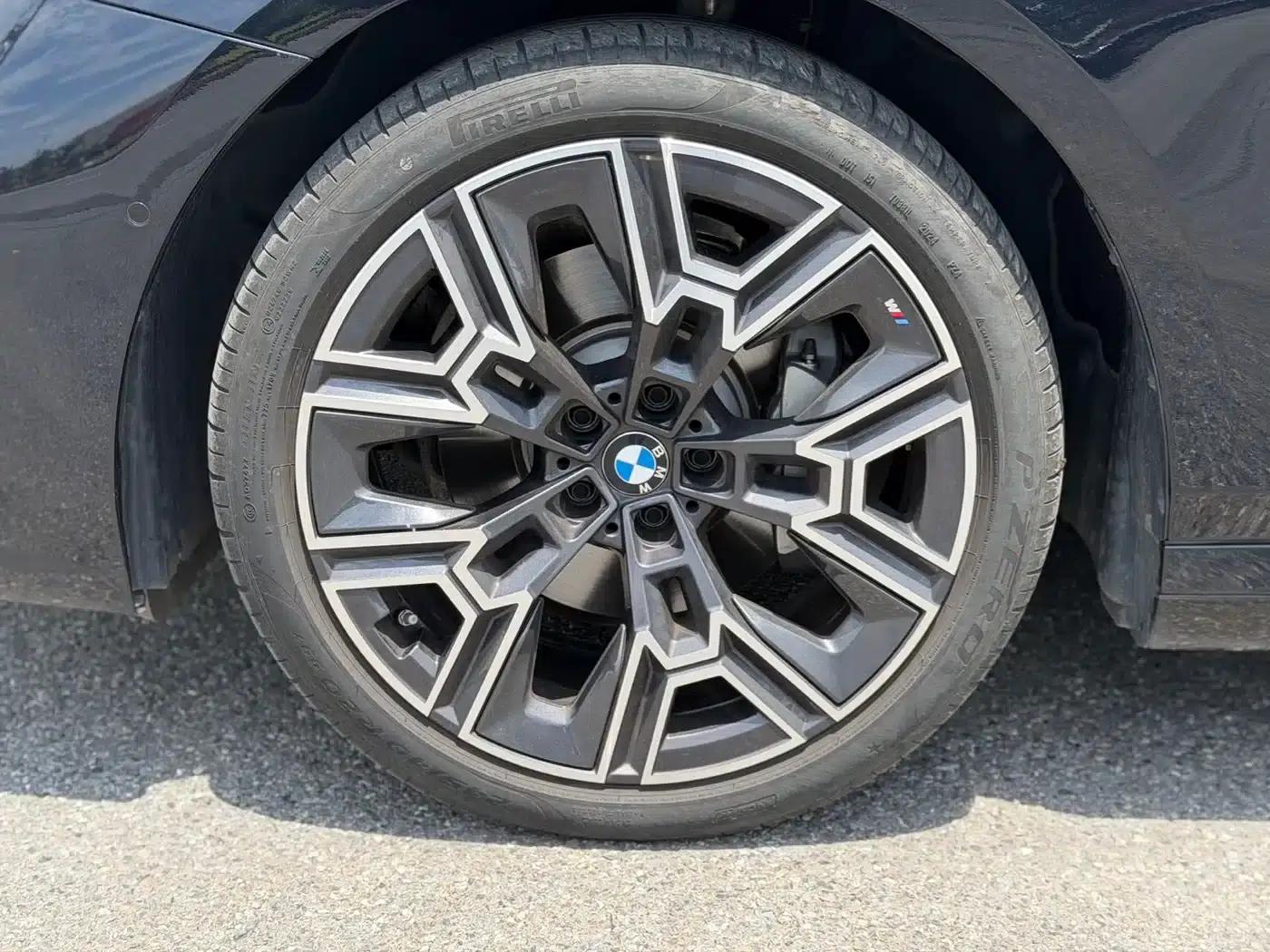 2024 BMW 5 Series 530Li Luxury M Sport Package — миниатюра 16