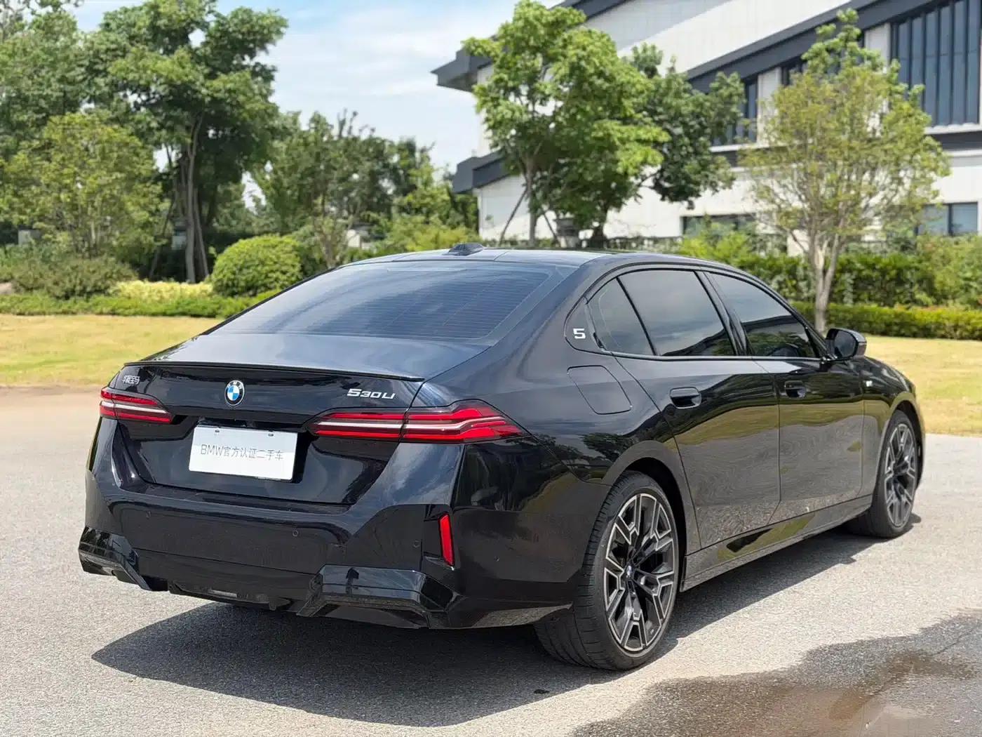 2024 BMW 5 Series 530Li Luxury M Sport Package — миниатюра 3