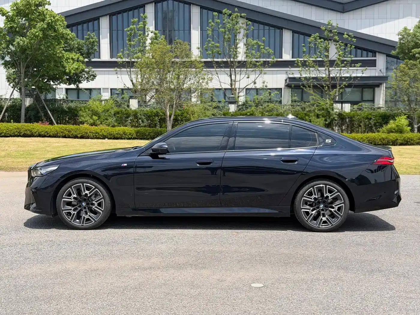 2024 BMW 5 Series 530Li Luxury M Sport Package — миниатюра 6