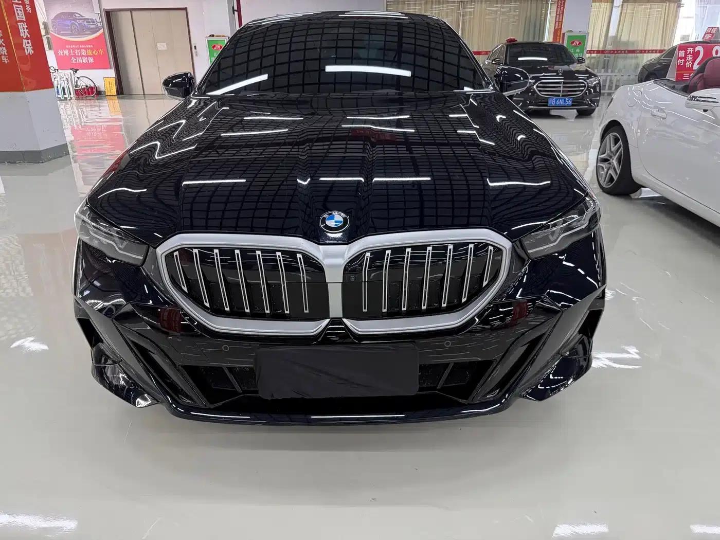 2024 BMW 5 Series 530Li Leading Edition M Sport Package — миниатюра 1