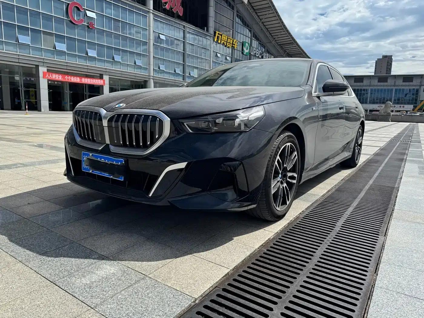 2025 BMW 5 Series 525Li M Sport Package — миниатюра 1