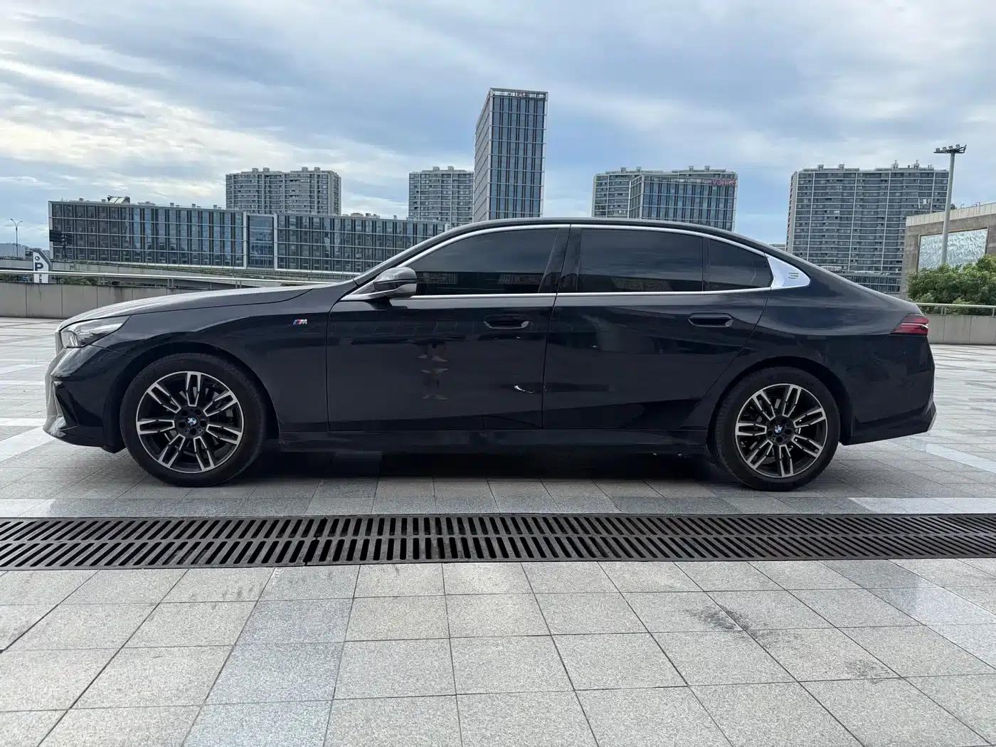 2025 BMW 5 Series 525Li M Sport Package — миниатюра 2