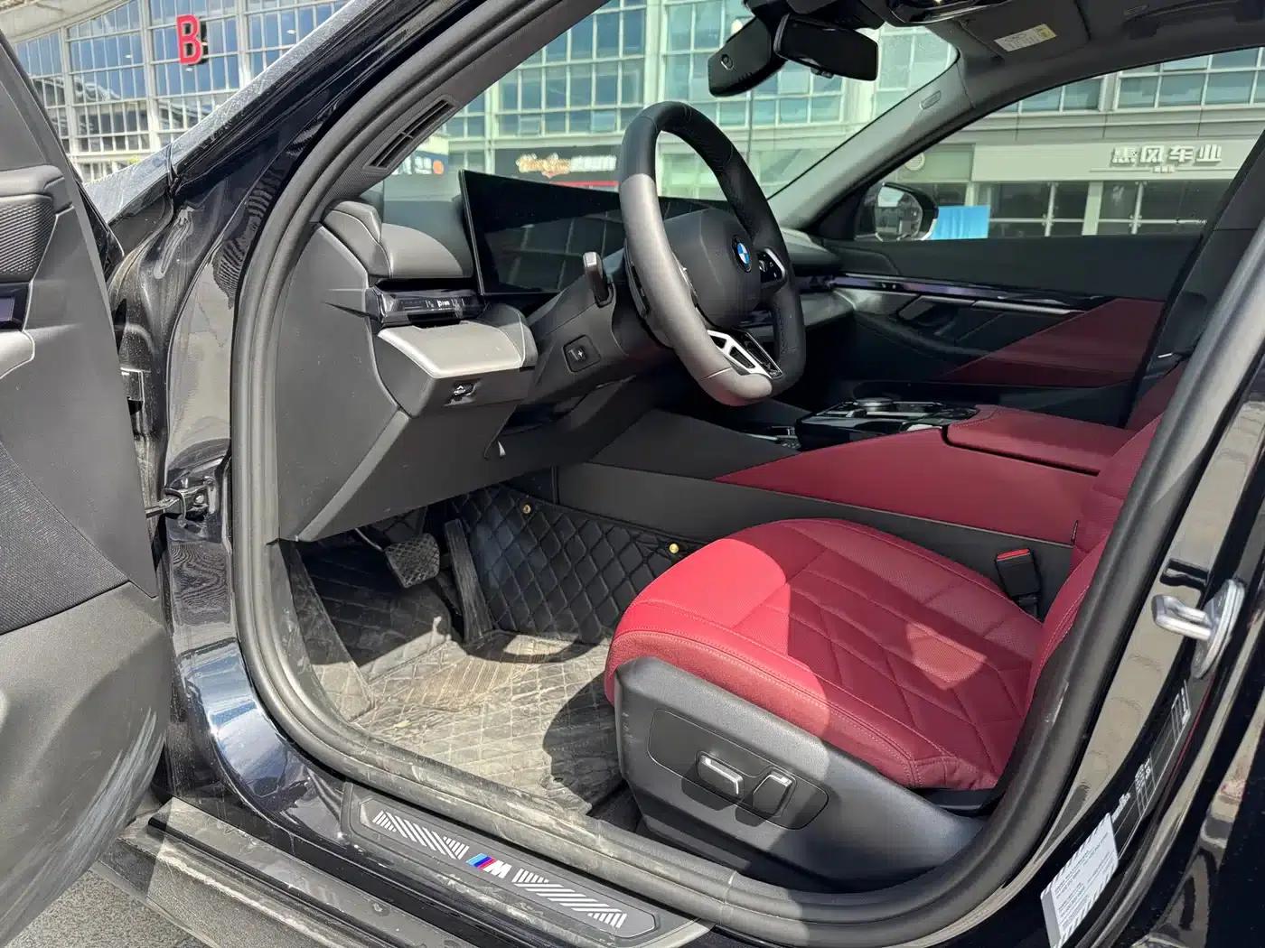 2025 BMW 5 Series 525Li M Sport Package — миниатюра 4