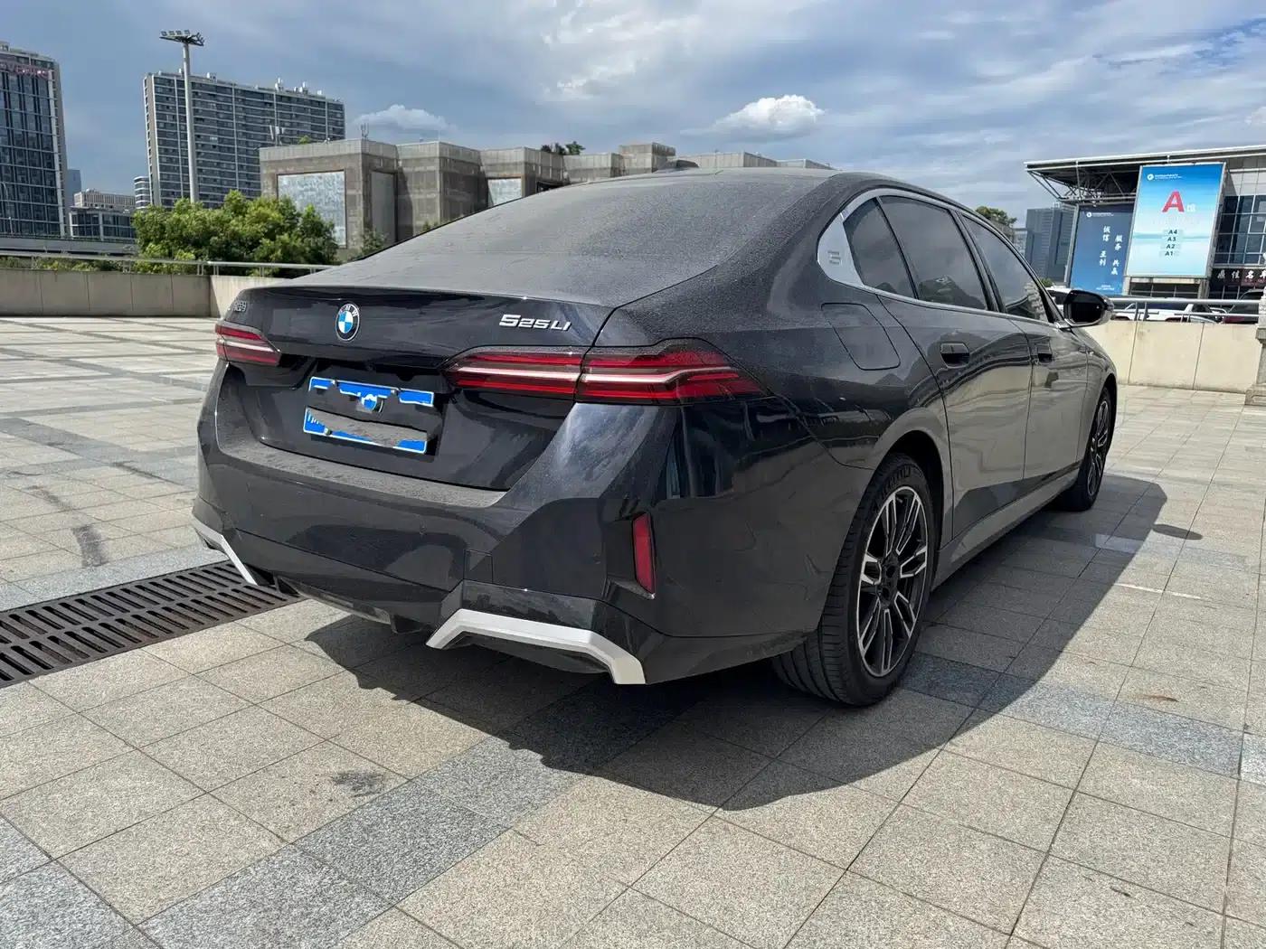 2025 BMW 5 Series 525Li M Sport Package — миниатюра 9