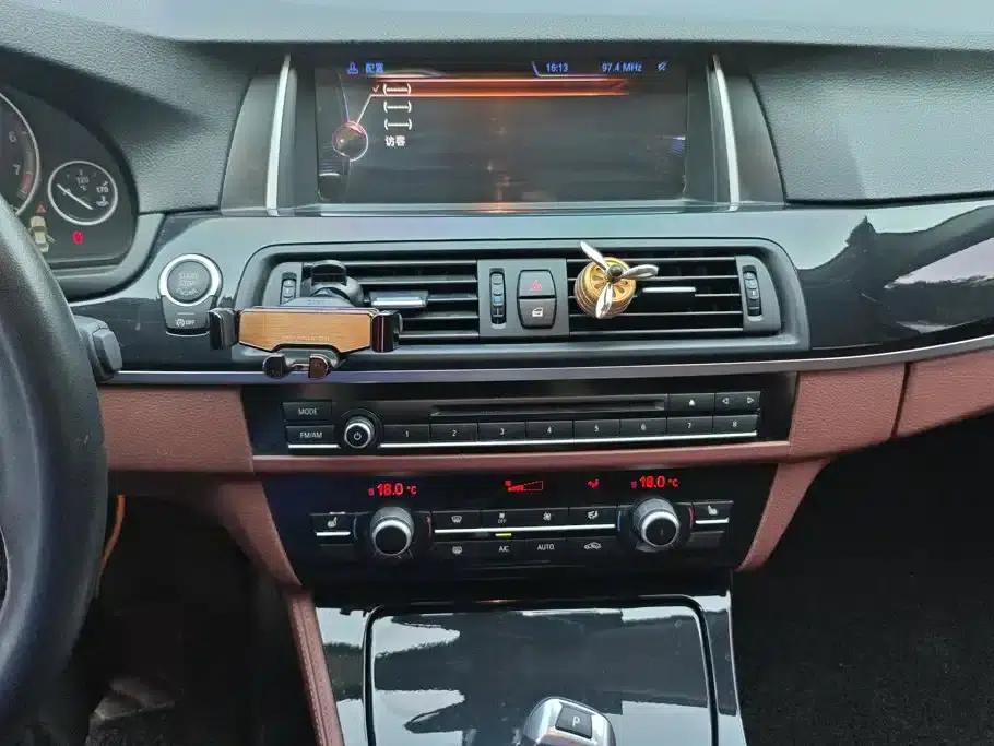 BMW 5 Series 2017 520Li Elegant Edition — миниатюра 13
