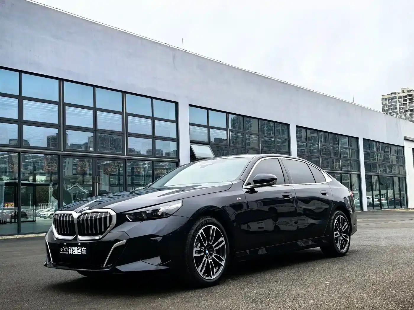 2025 BMW 5 Series 530Li Leading Edition M Sport Package — миниатюра 1