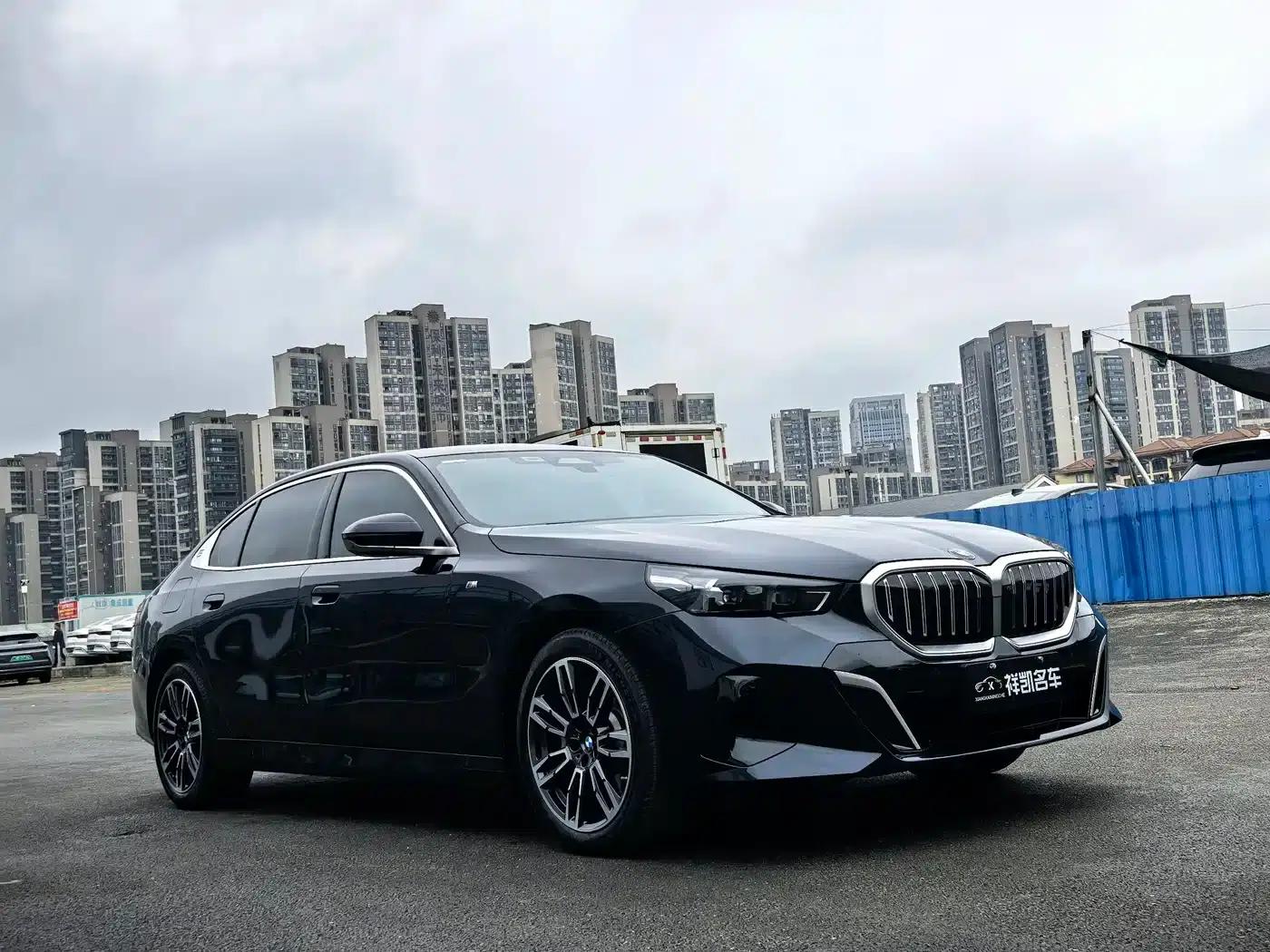 2025 BMW 5 Series 530Li Leading Edition M Sport Package — миниатюра 3