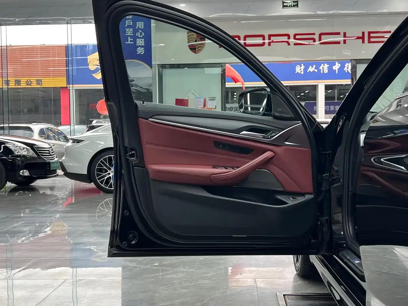 2022 BMW 5 Series 530Li Luxury M Sport Package — миниатюра 11