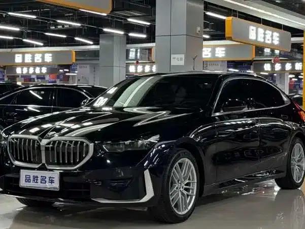 2025 BMW 5 Series 525Li Luxury Package — миниатюра 1
