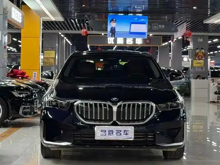 2025 BMW 5 Series 525Li Luxury Package — миниатюра 2