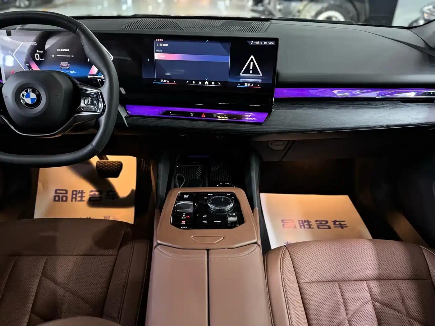 2025 BMW 5 Series 525Li Luxury Package — миниатюра 11
