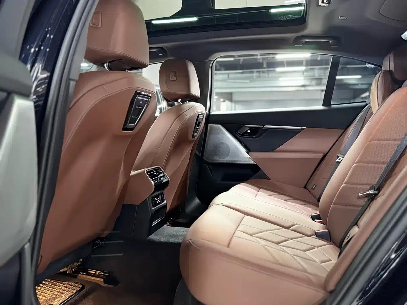 2025 BMW 5 Series 525Li Luxury Package — миниатюра 13
