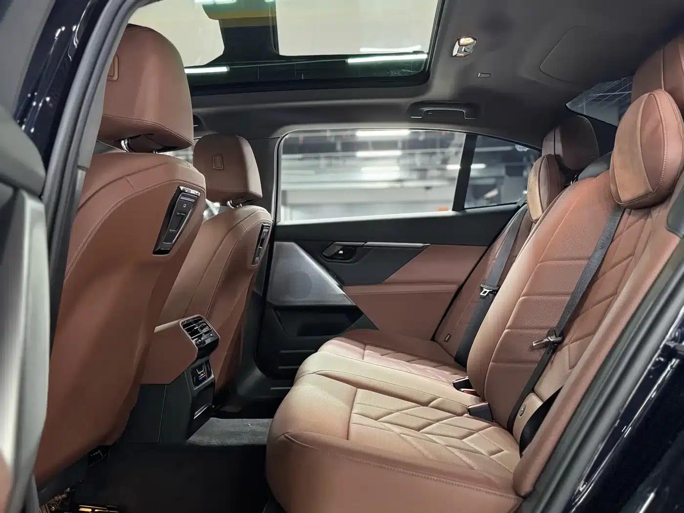 2025 BMW 5 Series 525Li Luxury Package — миниатюра 14