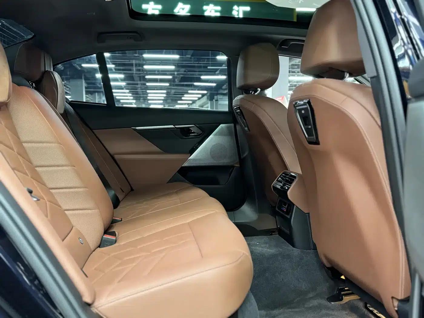 2025 BMW 5 Series 525Li Luxury Package — миниатюра 18