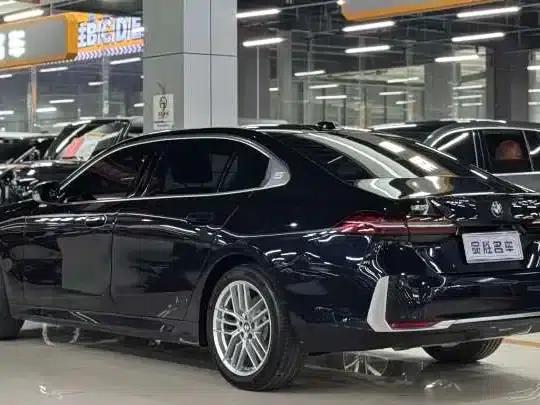 2025 BMW 5 Series 525Li Luxury Package — миниатюра 3
