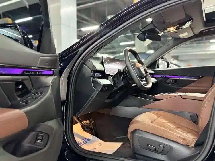 2025 BMW 5 Series 525Li Luxury Package — миниатюра 7