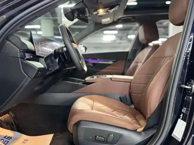 2025 BMW 5 Series 525Li Luxury Package — миниатюра 8