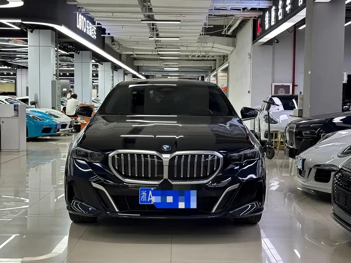 2024 BMW 5 Series 525Li M Sport Package — миниатюра 2