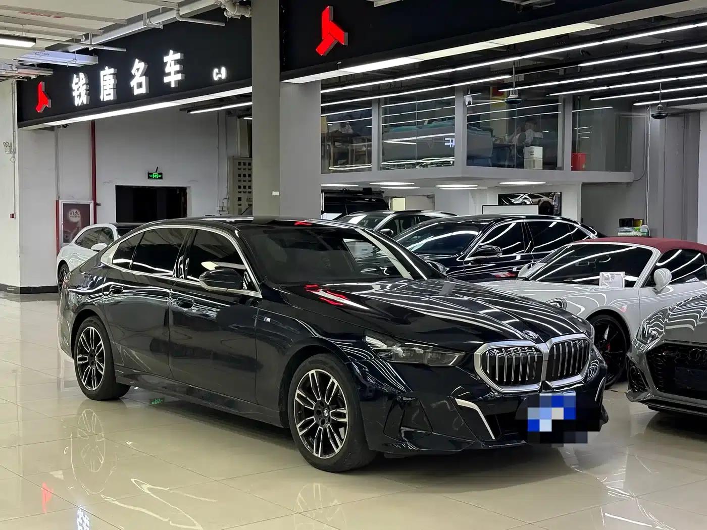2024 BMW 5 Series 525Li M Sport Package — миниатюра 3