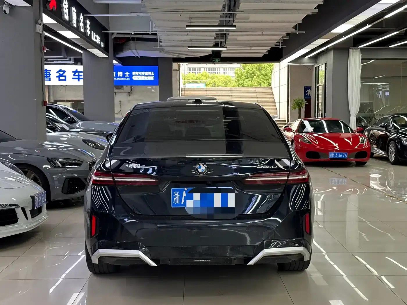 2024 BMW 5 Series 525Li M Sport Package — миниатюра 6