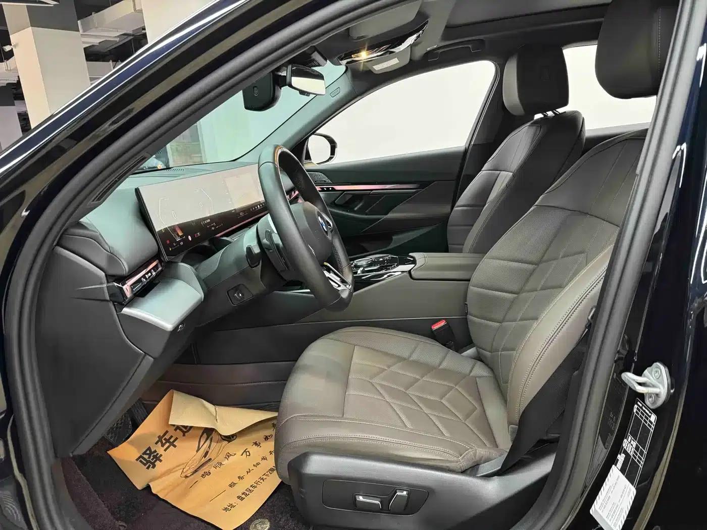 2024 BMW 5 Series 530Li Leading Edition M Sport Package — миниатюра 13