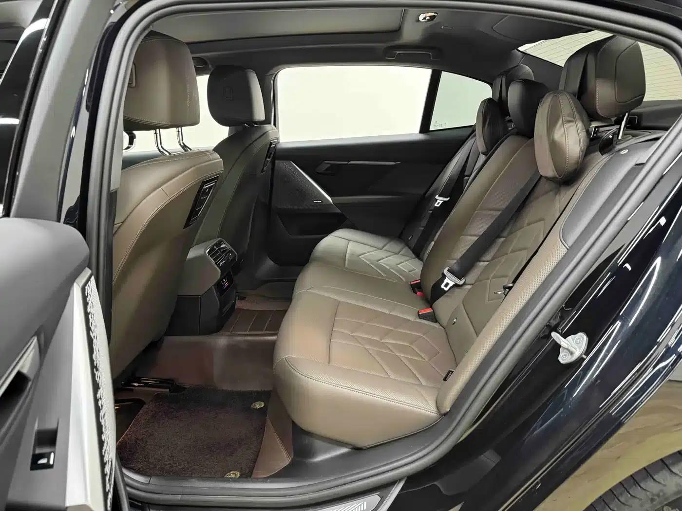 2024 BMW 5 Series 530Li Leading Edition M Sport Package — миниатюра 16