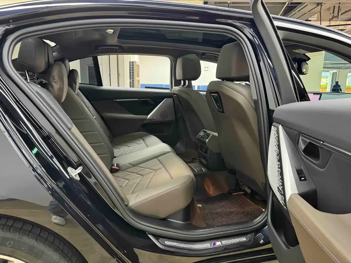 2024 BMW 5 Series 530Li Leading Edition M Sport Package — миниатюра 23