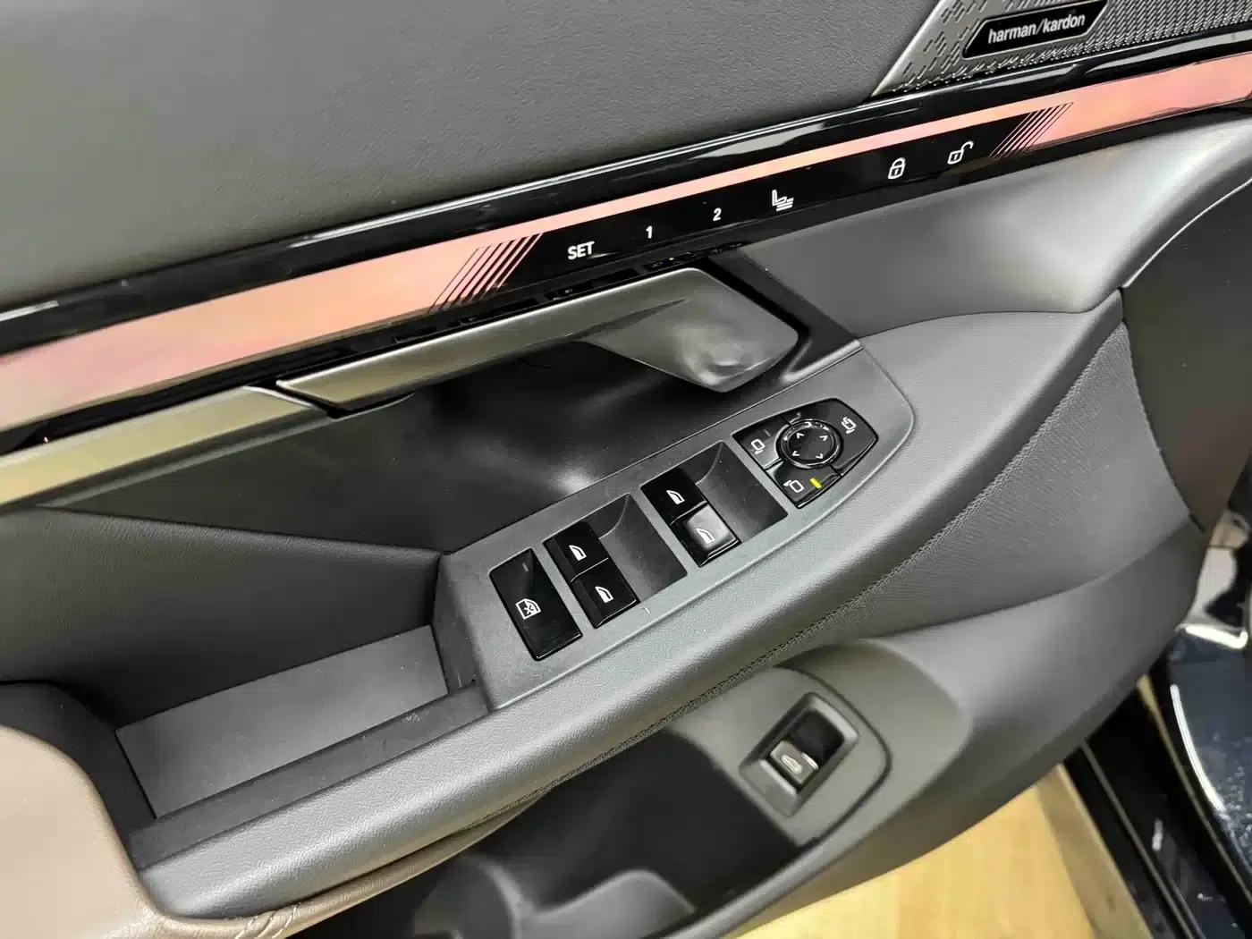 2024 BMW 5 Series 530Li Leading Edition M Sport Package — миниатюра 9
