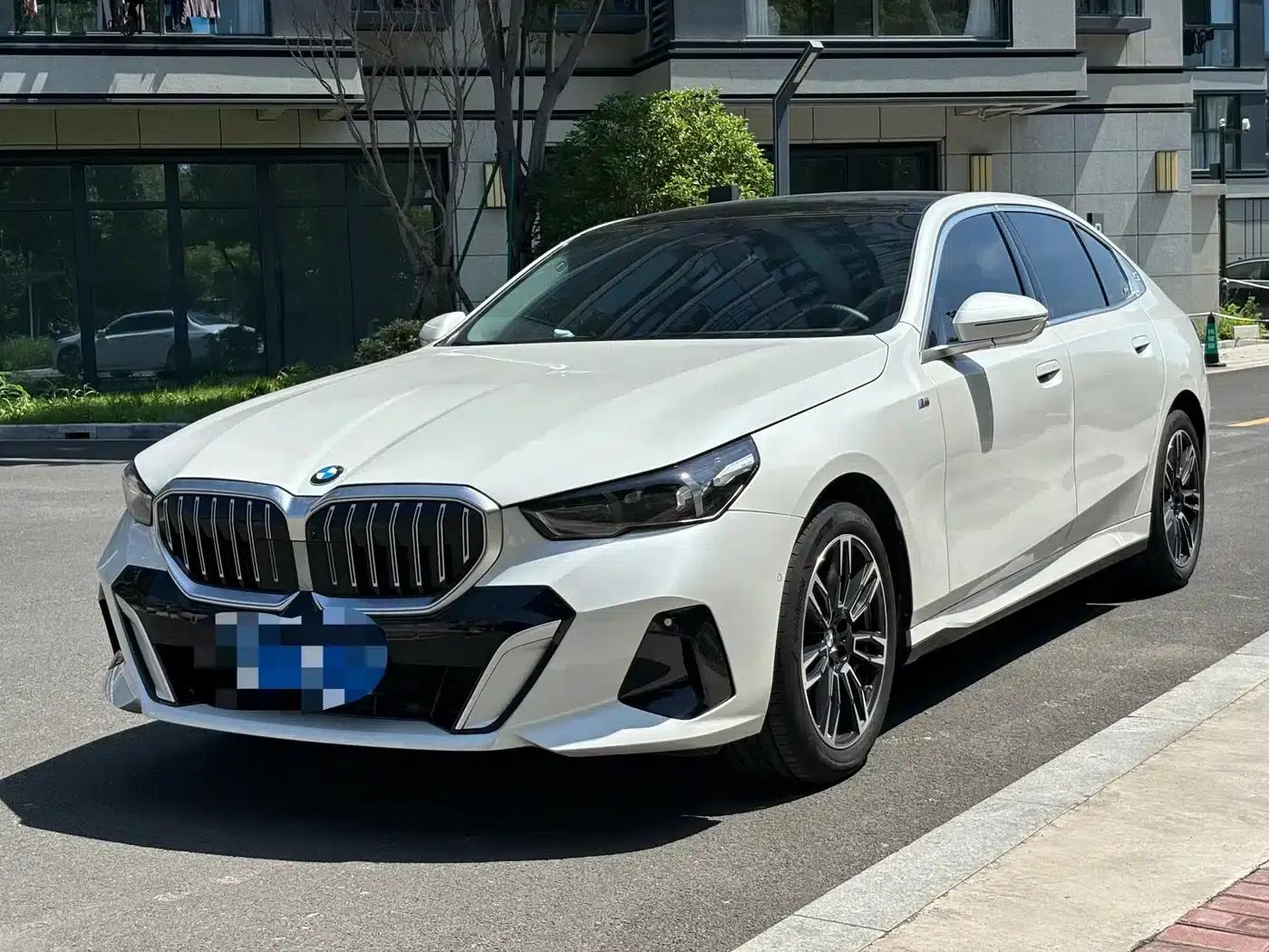 2024 BMW 5 Series 530Li Leading Luxury Package — миниатюра 1