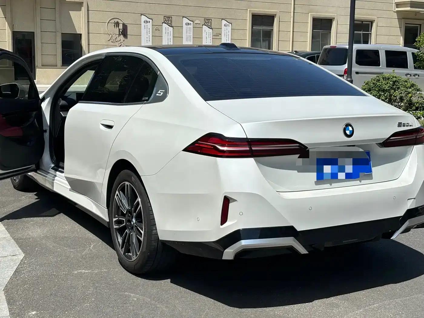 2024 BMW 5 Series 530Li Leading Luxury Package — миниатюра 19