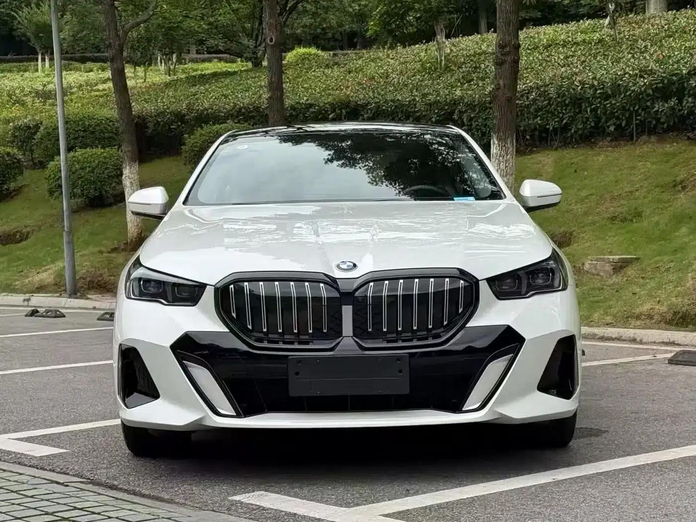 2025 BMW 5 Series 530Li Luxury M Sport Package — миниатюра 2