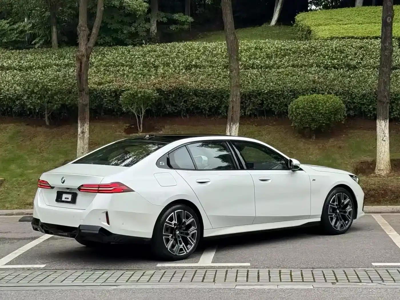 2025 BMW 5 Series 530Li Luxury M Sport Package — миниатюра 4