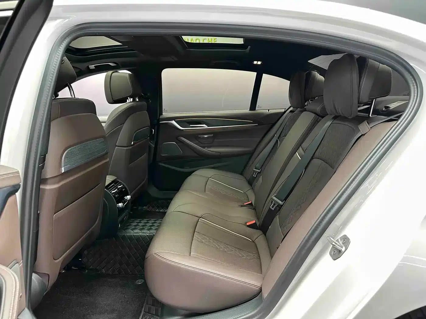 2023 BMW 5 Series 530Li Luxury M Sport Package — миниатюра 7