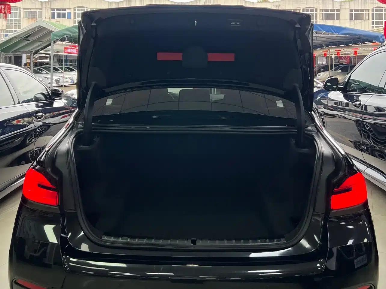 2023 BMW 5 Series 530Li Luxury M Sport Package — миниатюра 12