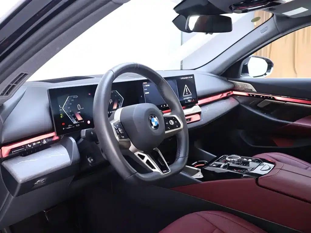2025 BMW 5 Series 530Li Luxury M Sport Package — миниатюра 11