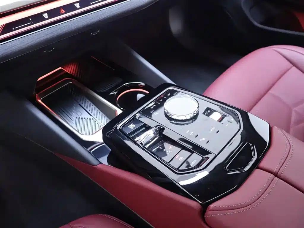 2025 BMW 5 Series 530Li Luxury M Sport Package — миниатюра 12