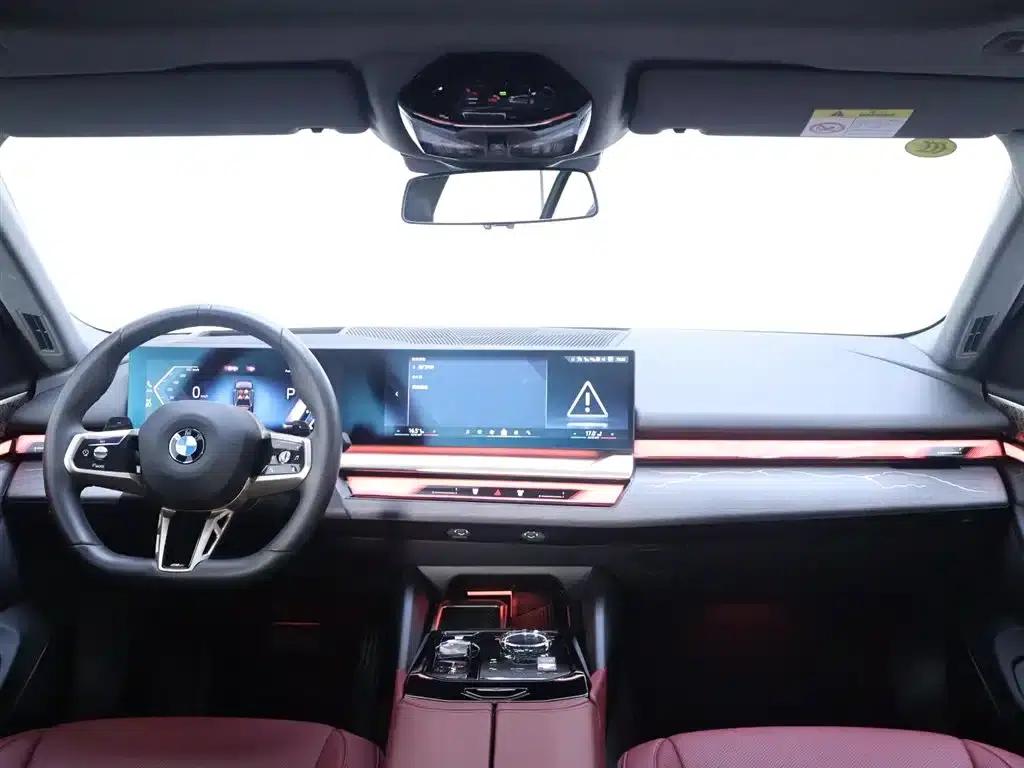 2025 BMW 5 Series 530Li Luxury M Sport Package — миниатюра 13