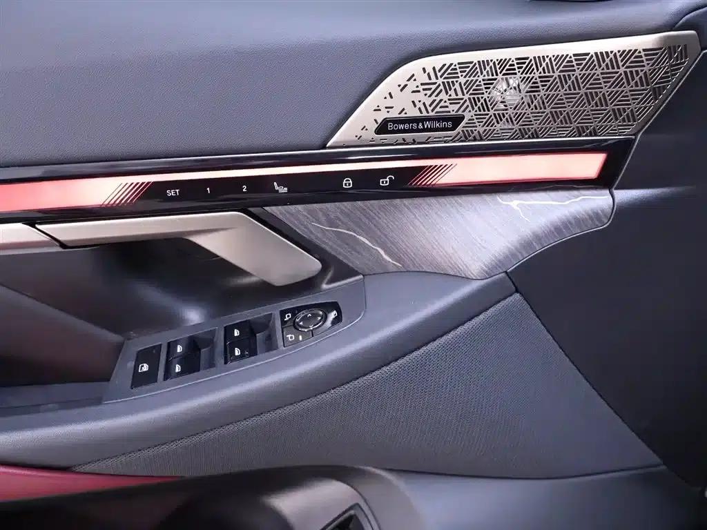 2025 BMW 5 Series 530Li Luxury M Sport Package — миниатюра 17