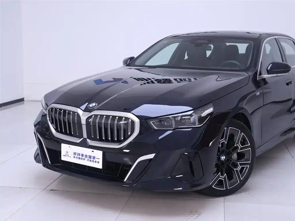 2025 BMW 5 Series 530Li Luxury M Sport Package — миниатюра 3