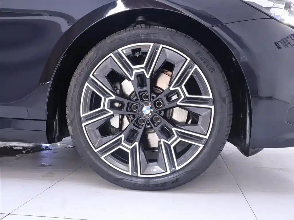 2025 BMW 5 Series 530Li Luxury M Sport Package — миниатюра 6