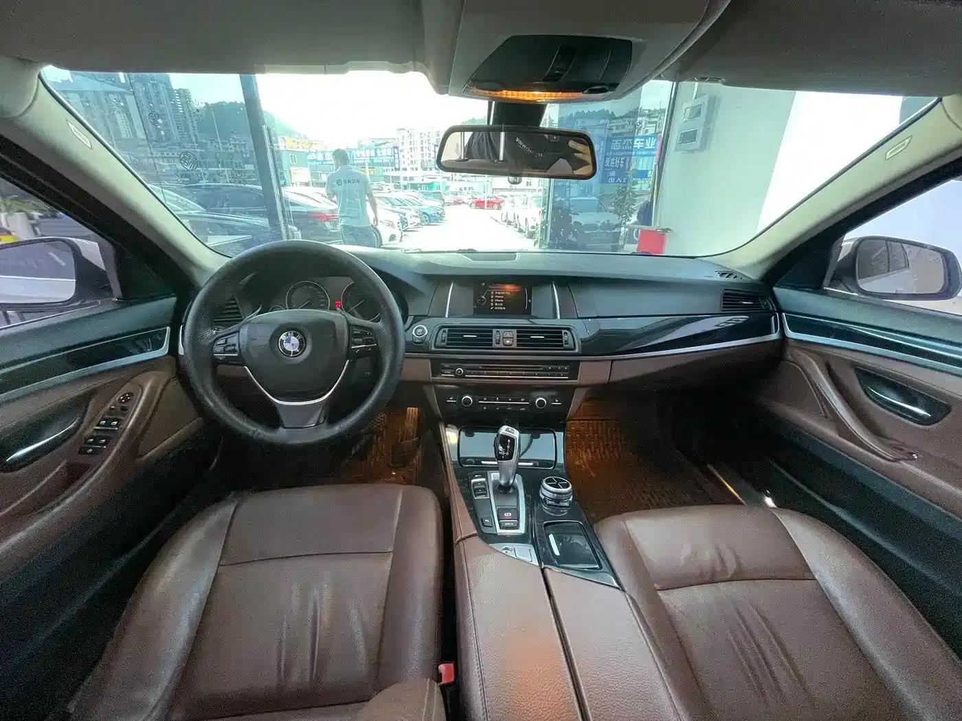 BMW 5 Series 2017 520Li Elegant Edition — миниатюра 15