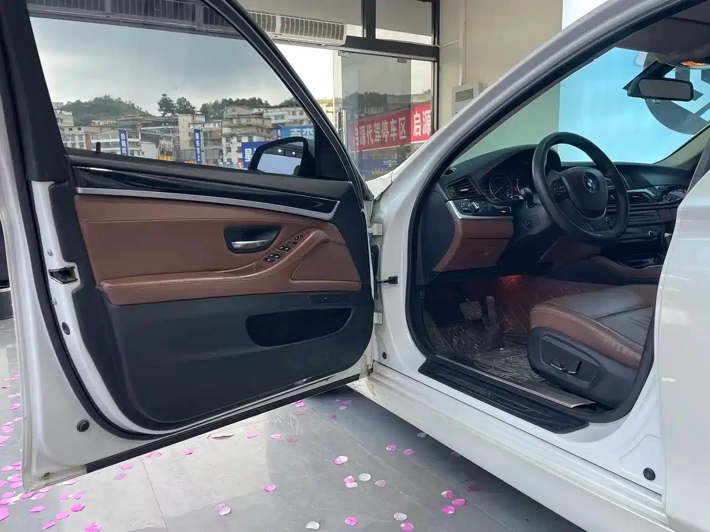 BMW 5 Series 2017 520Li Elegant Edition — миниатюра 4
