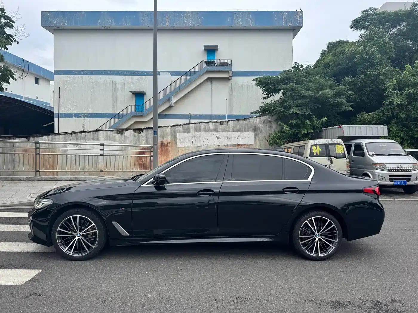 2022 BMW 5 Series Facelift 530Li Leading Edition M Sport Package — миниатюра 15