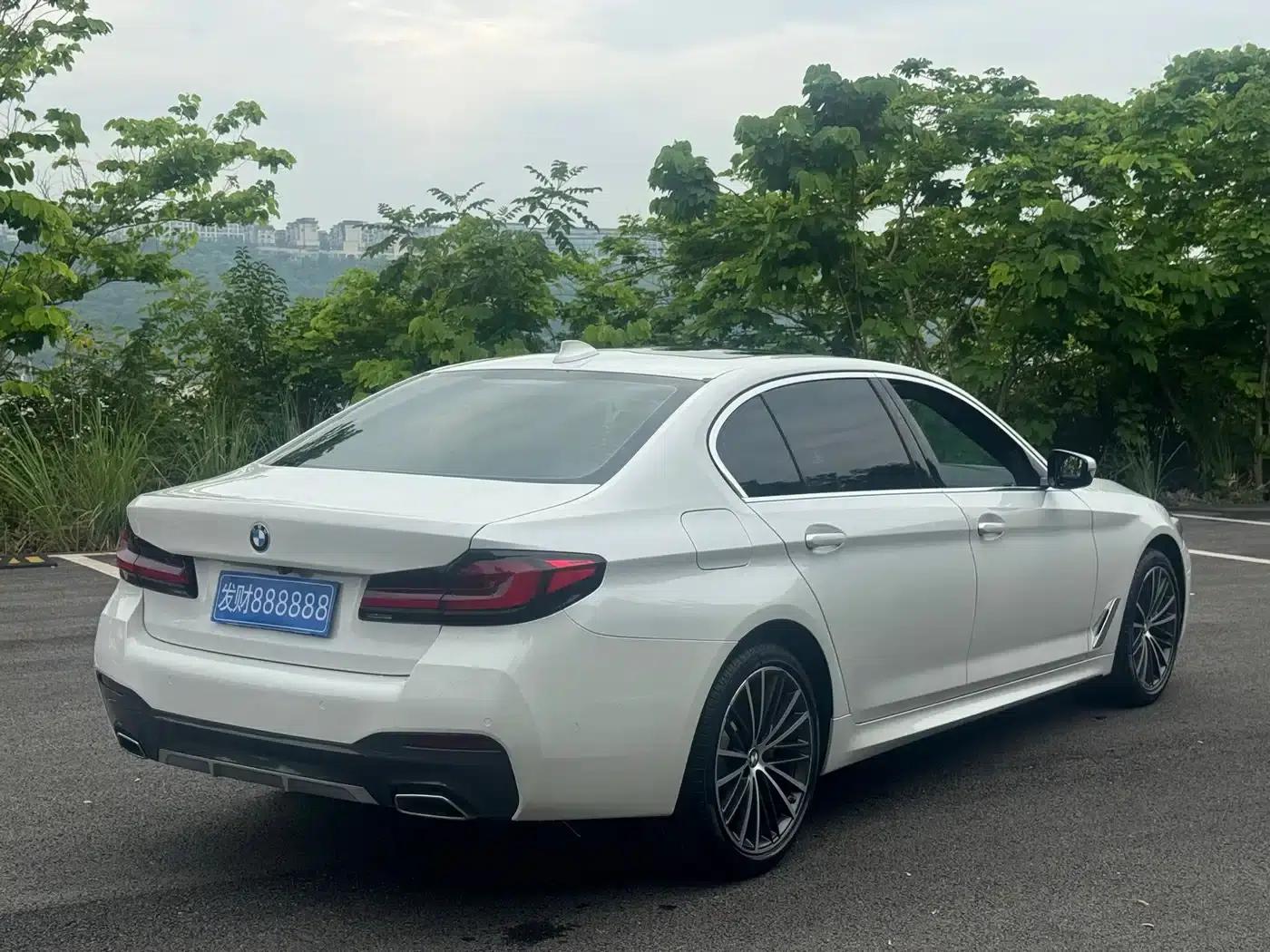 2021 BMW 5 Series 530Li Leading Edition M Sport Package — миниатюра 3