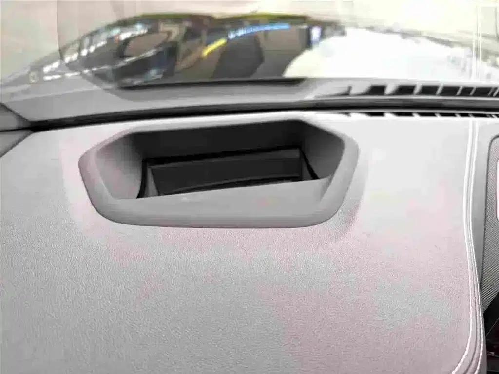 2023 BMW 5 Series 530Li Luxury M Sport Package — миниатюра 9