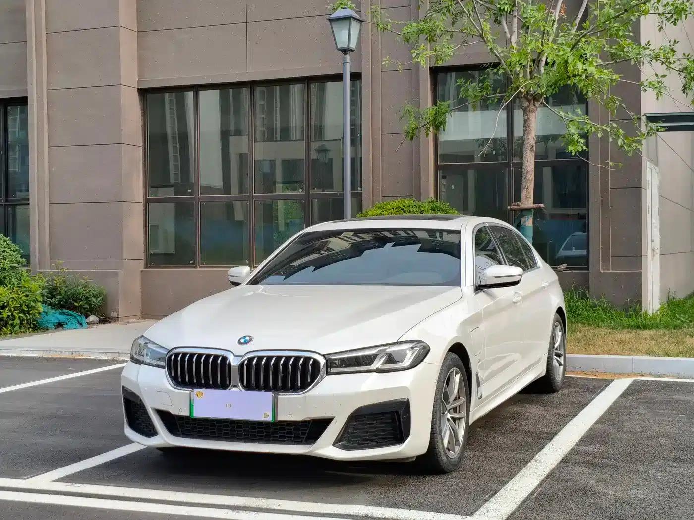 2021 BMW 5 Series 525Li M Sport Package — миниатюра 1