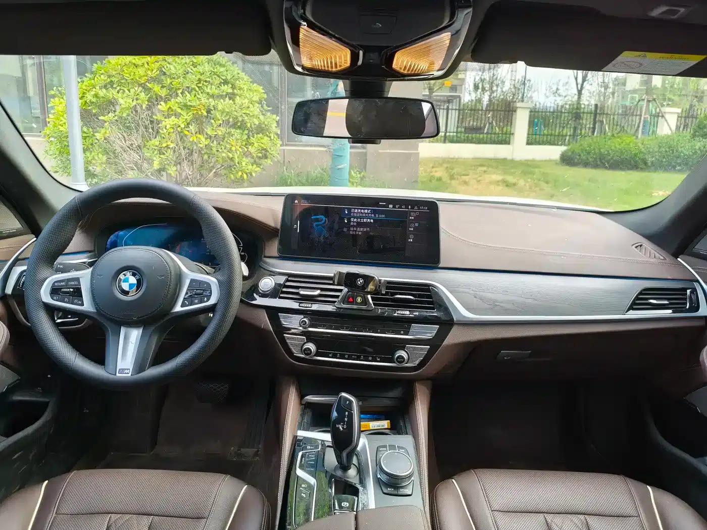 2021 BMW 5 Series 525Li M Sport Package — миниатюра 6