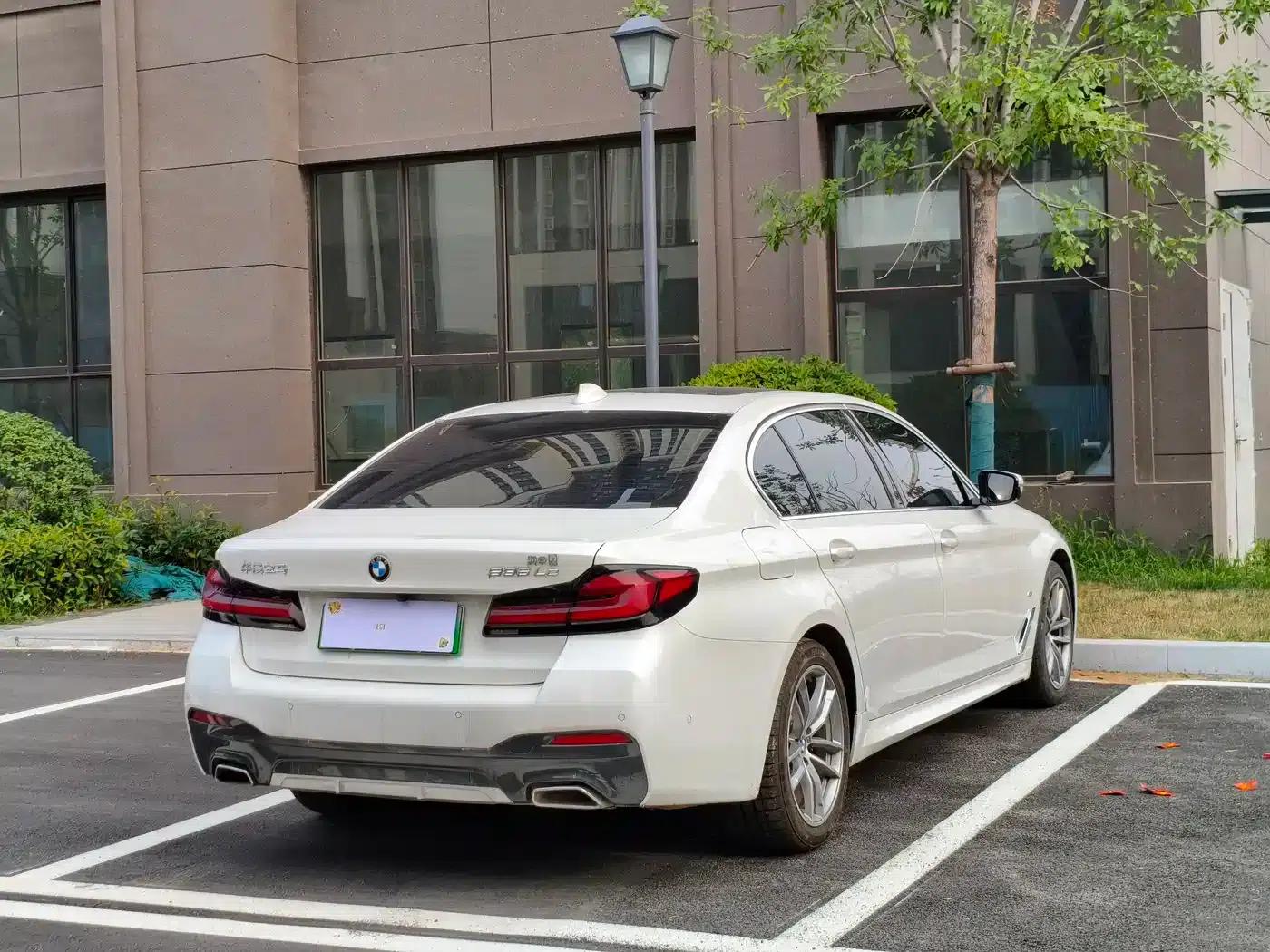 2021 BMW 5 Series 525Li M Sport Package — миниатюра 7