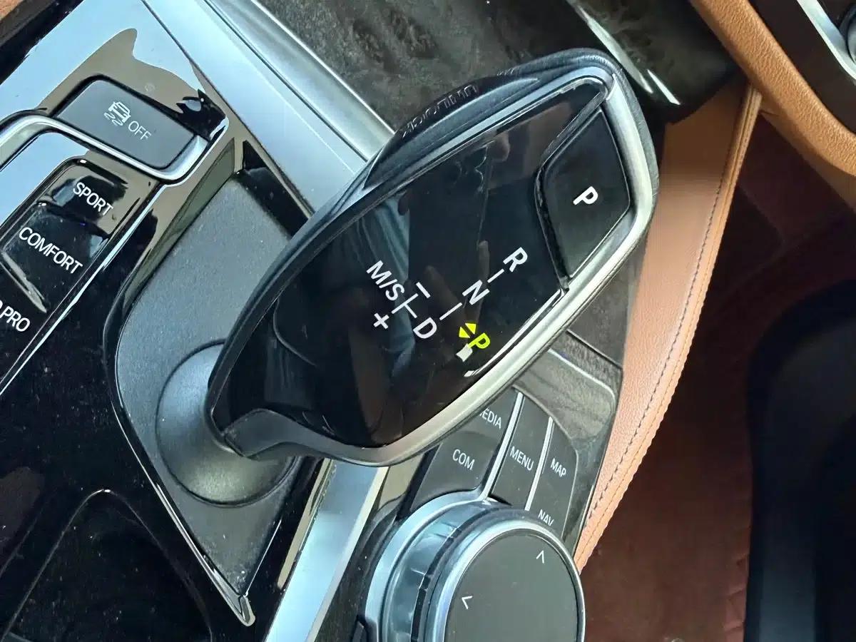 2019 BMW 5 Series 530Li Leading Edition M Sport Package — миниатюра 8