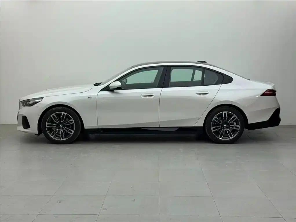 2024 BMW 5 Series Imported Model 525i M Sport Package — миниатюра 3